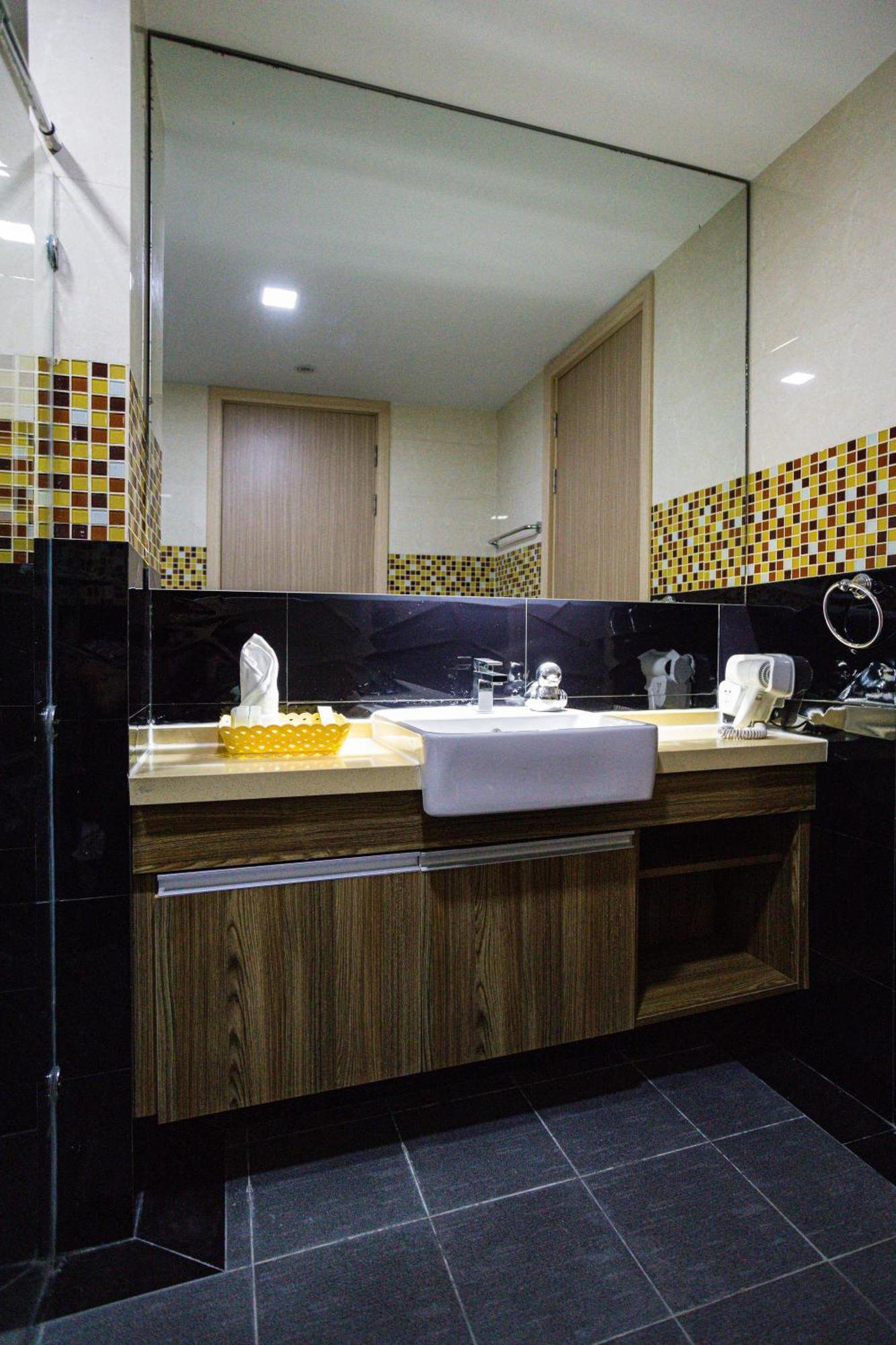 Ramada By Wyndham Bangkok Ten Ekamai Residences Ngoại thất bức ảnh