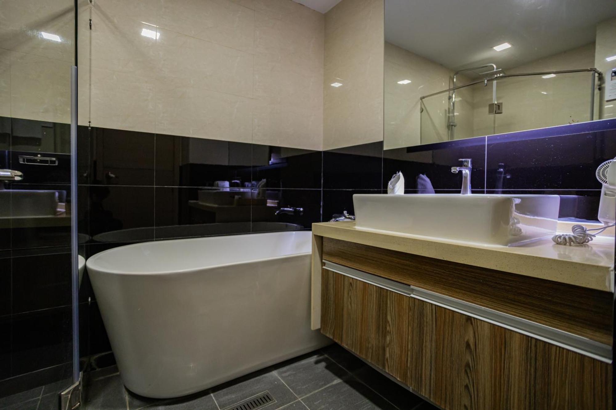 Ramada By Wyndham Bangkok Ten Ekamai Residences Ngoại thất bức ảnh