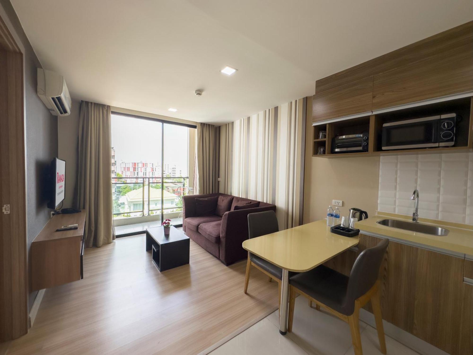 Ramada By Wyndham Bangkok Ten Ekamai Residences Ngoại thất bức ảnh